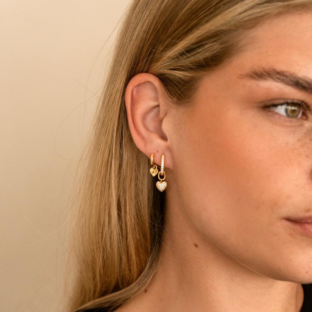 AMORA creolen met hanger in de vorm van een hart, goudkleurig en ingelegd met zirkonia voor een elegante uitstraling.