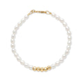 Parelarmband met sluiting van zoetwaterparels en vijf gouden facetkralen, gold filled 14K, van Bedels & Bedels.