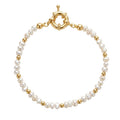 Gold filled armband met witte zoetwaterparels, gouden kralen en veersluiting op witte achtergrond