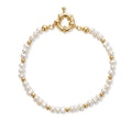 Gold filled armband met witte zoetwaterparels, gouden kralen en veersluiting op witte achtergrond