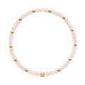 Fijne gold filled armband met 3mm rozenkwarts kraaltjes en gouden accenten op witte achtergrond