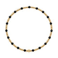 Gouden armband met gold filled kralen en zwarte spinel edelsteentjes, productfoto op witte achtergrond