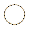 Gouden armband met gold filled kralen en zwarte spinel edelsteentjes, productfoto op witte achtergrond