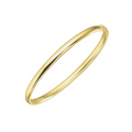 Gouden basic bangle armband van stainless steel op witte achtergrond