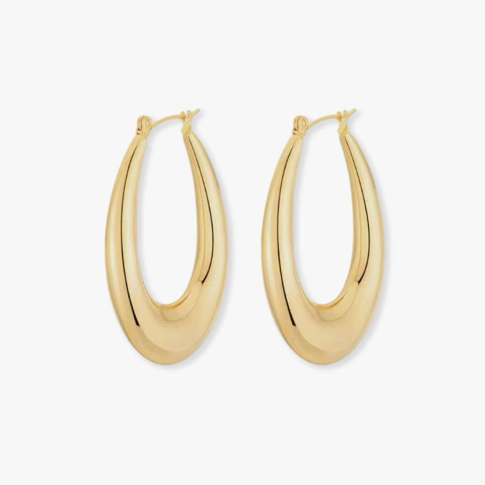 Essential Collection chunky ovale oorringen in goud. Een eigentijdse en elegante keuze die moeiteloos elke outfit complementeert.
