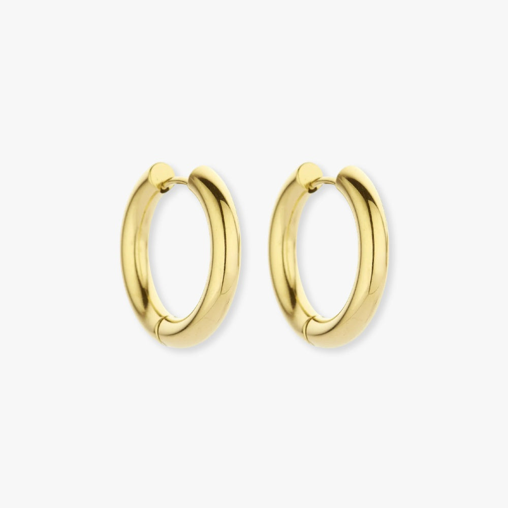 Essential Collection huggies basic oorringen in goud. Minimalistisch en tijdloos, perfect voor een subtiele en elegante everyday look.
