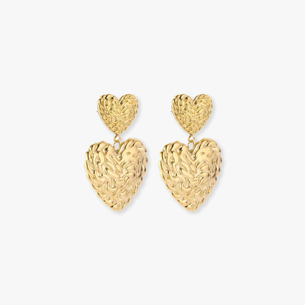 Essential Collection statement oorbellen in de vorm van hartjes, uitgevoerd in goud. Een symbolische en stijlvolle keuze die liefde en elegantie uitstraalt.