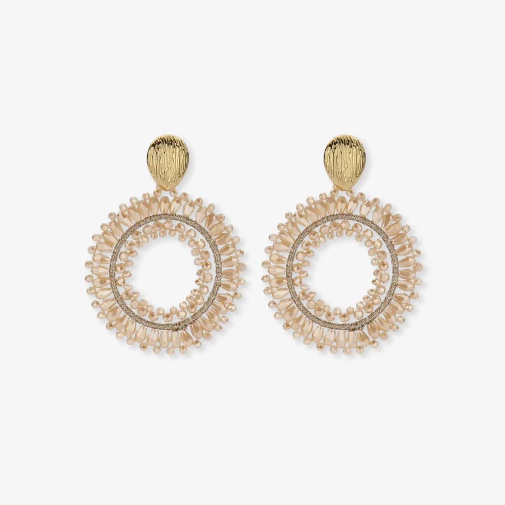 Statement oorbellen met de naam DONNA, ontworpen in een elegante cirkelvorm met beige kralen en goudaccenten. Een verfijnde en stijlvolle keuze voor elke outfit.