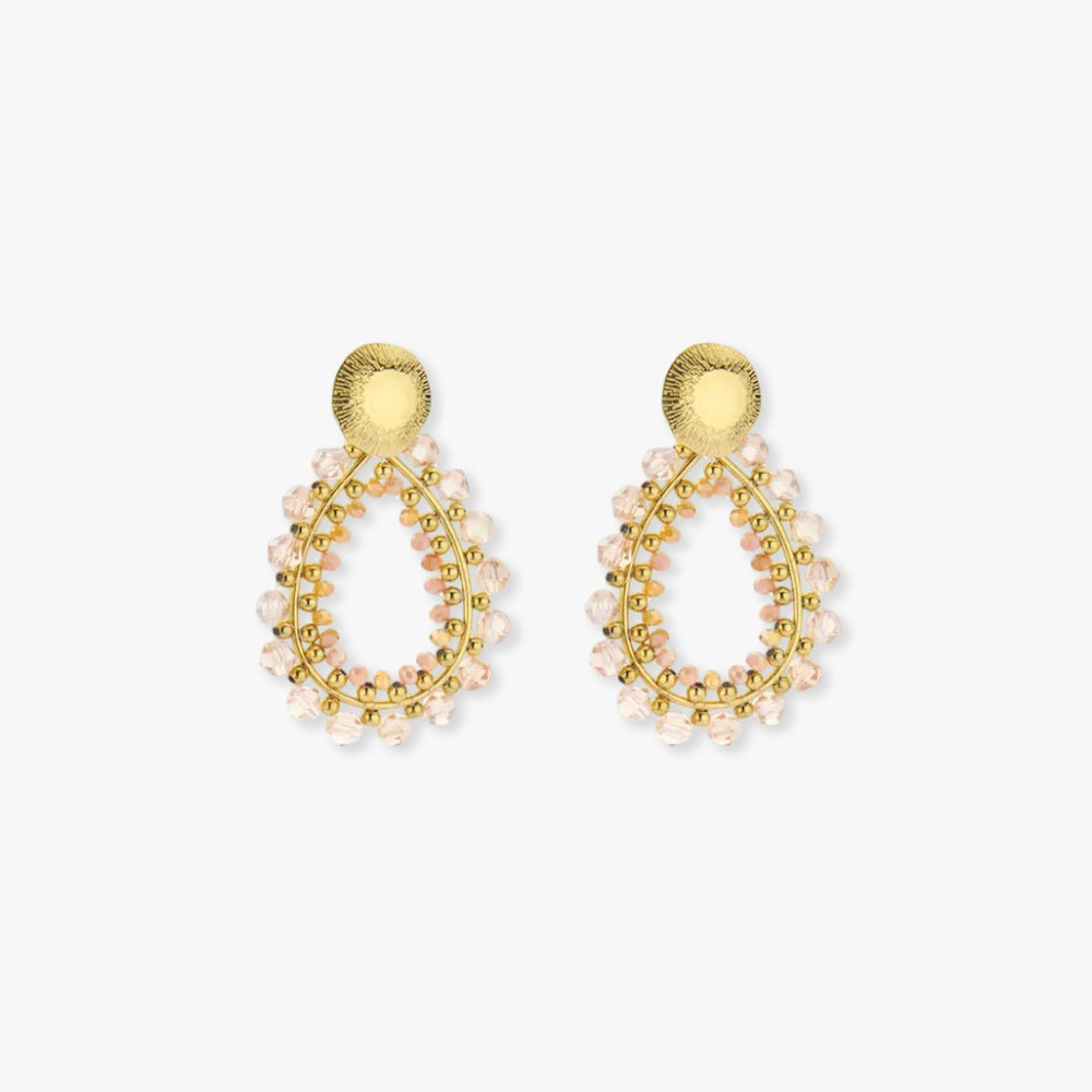 Essential statement oorbellen in een elegante druppelvorm, met lichtroze kralen en goudaccenten. Een subtiele en verfijnde keuze voor een zachte, vrouwelijke uitstraling.
