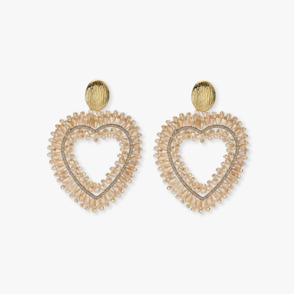 Essential statement oorbellen met kralen in de vorm van een hart, uitgevoerd in beige en goud. Stijlvol en tijdloos design, perfect voor elke gelegenheid, of bijvoorbeeld Valentijnsdag.