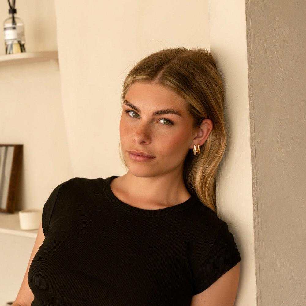 Statement oorbellen in rechthoekig ontwerp, goudkleurig met ingelegde zirkonia, voor een verfijnde en gedurfde uitstraling.