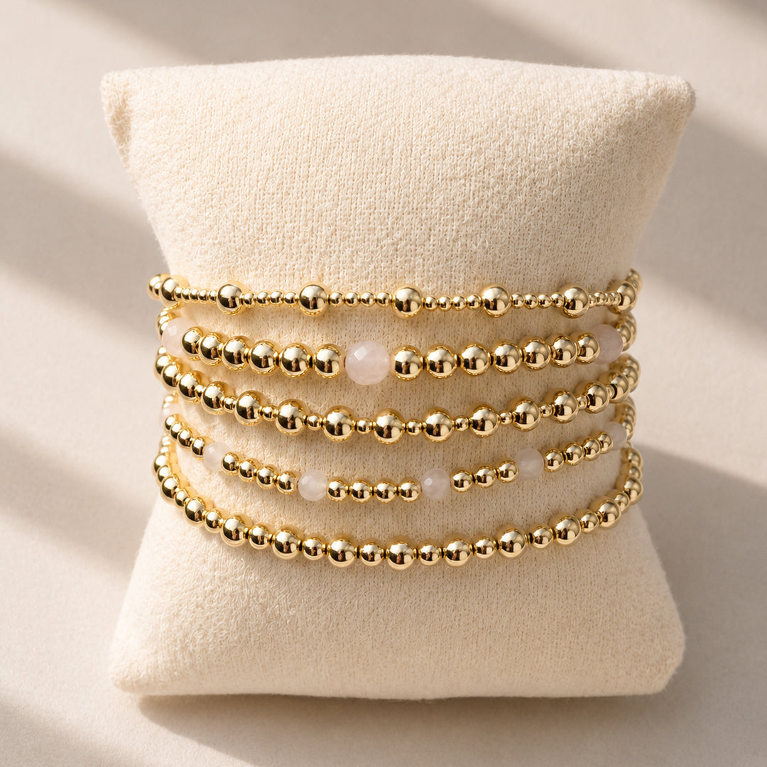 Gouden armbanden en armbanden met roze rozenkwarts kralen van gold filled 14K, van Bedels & Bedels.