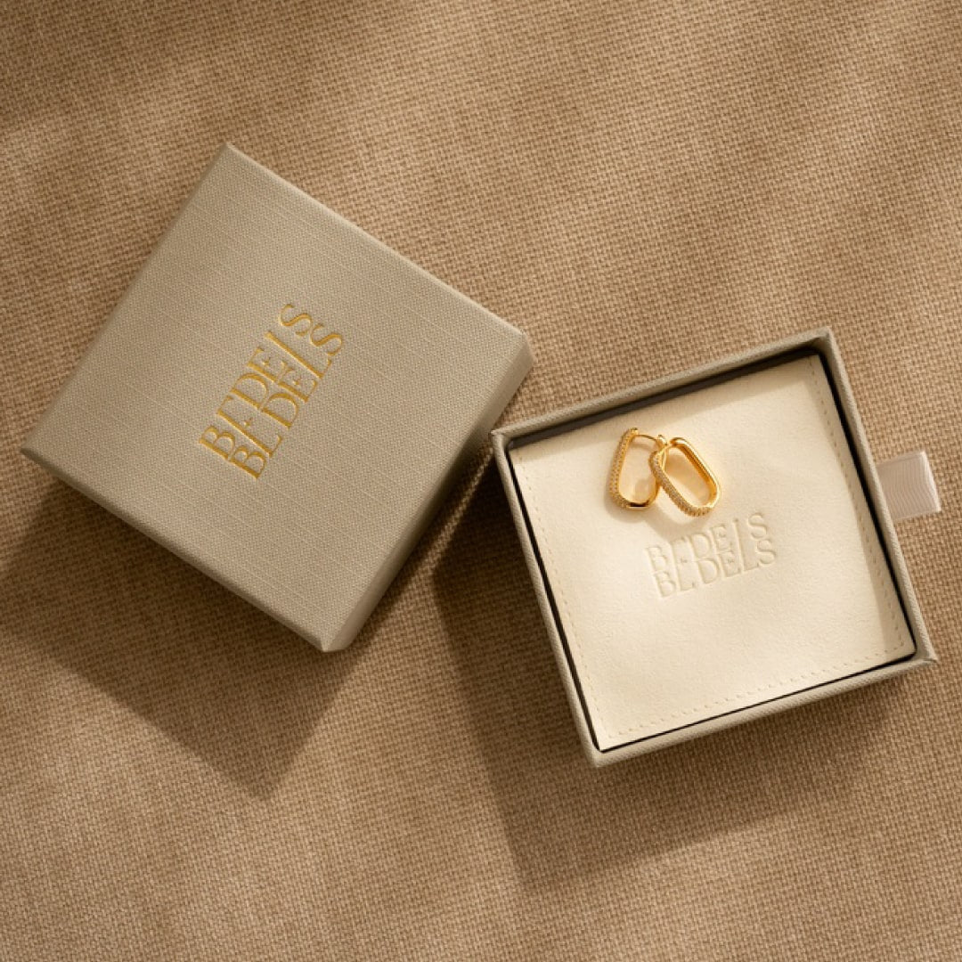 Luxe sieradendoos van Bedels & Bedels, inclusief fluwelen pouch, ontworpen voor het elegant bewaren van sieraden.