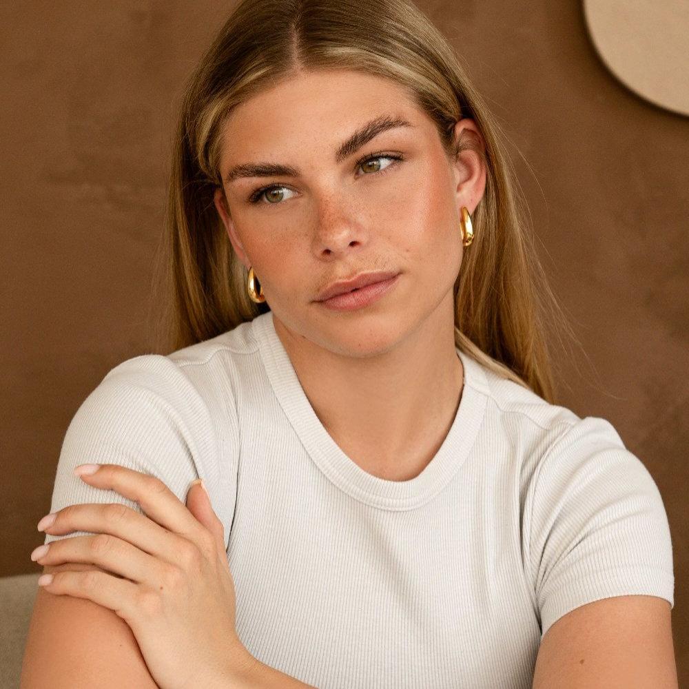 Ovale hoop oorbellen in goud, groot van formaat, met een elegant design, de Celina oorbellen voor een gedurfde look.