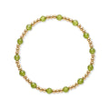 Gouden armband van gold filled 14K ritmisch afgewisseld met groene peridoot edelstenen, van Bedels & Bedels.