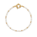 Zoetwaterparel armband van Bedels & Bedels met gouden RVS kralen en boeisluiting op witte achtergrond
