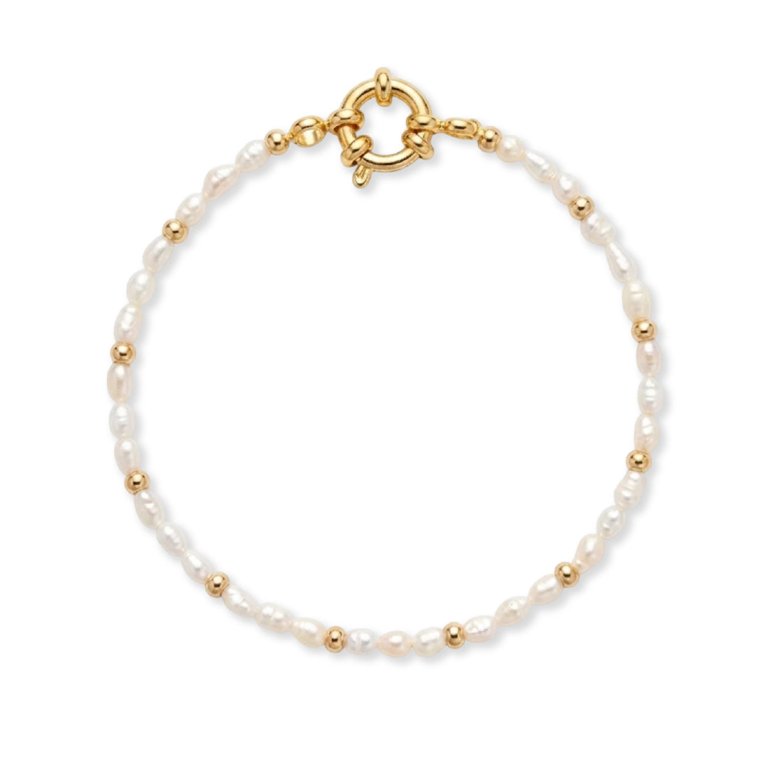 Zoetwaterparel armband van Bedels & Bedels met gouden RVS kralen en boeisluiting op witte achtergrond
