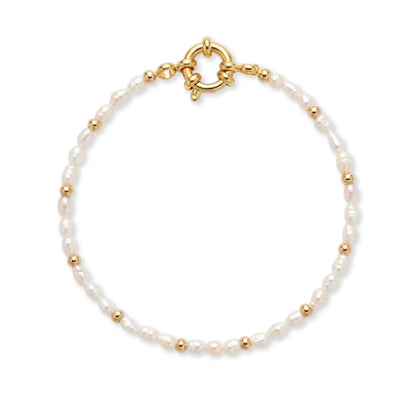 Zoetwaterparel armband van Bedels & Bedels met gouden RVS kralen en boeisluiting op witte achtergrond