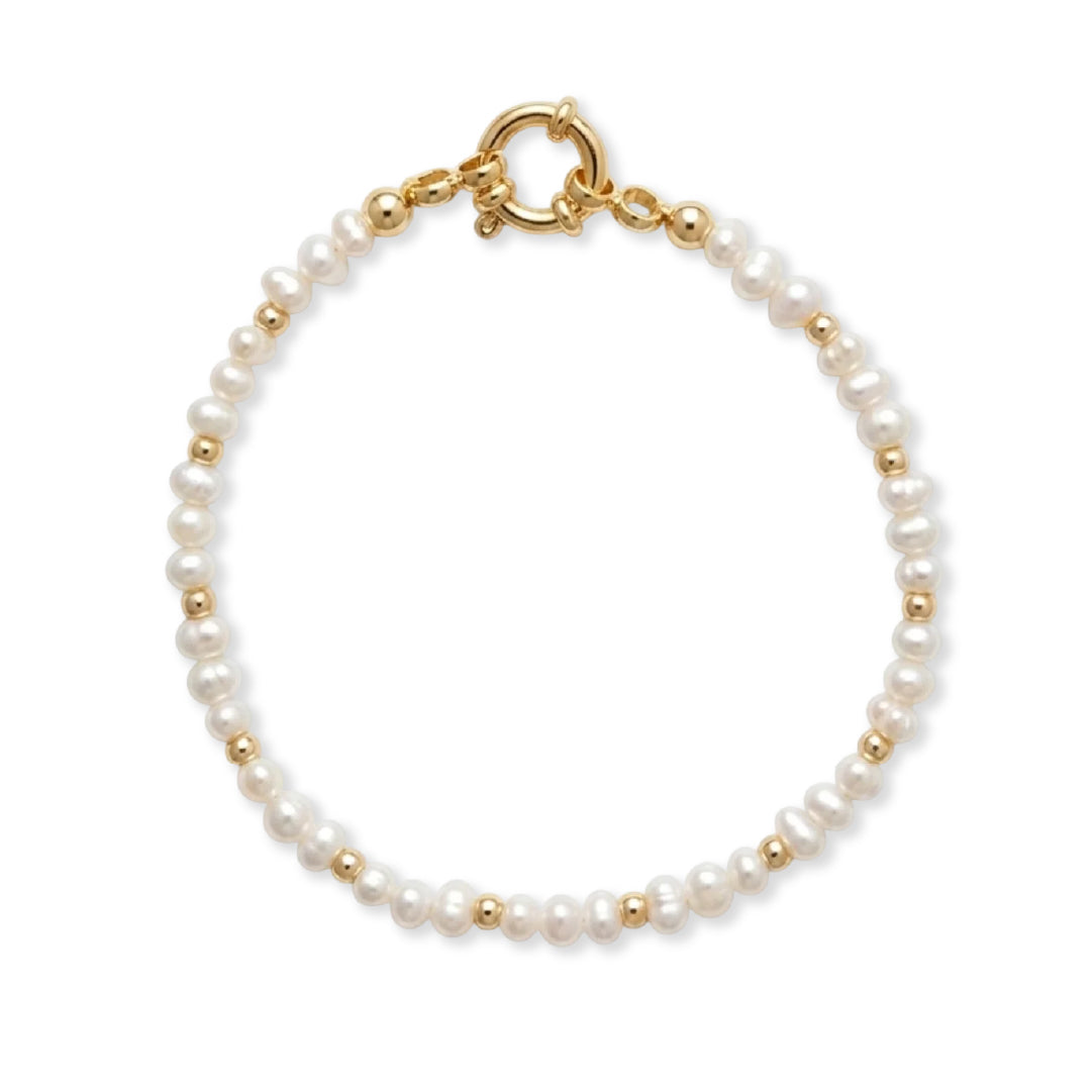 Armband met witte zoetwaterparels en gouden kralen, afgewerkt met boeisluiting