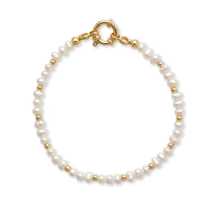Armband met witte zoetwaterparels en gouden kralen, afgewerkt met boeisluiting