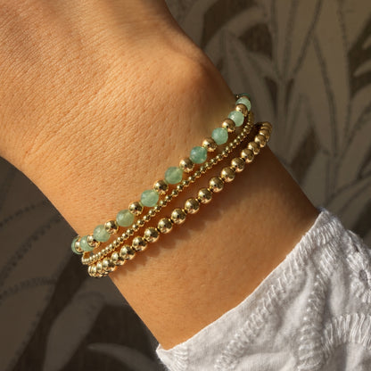 Gouden armbanden met groene aventurijn en gouden kralen van gold filled 14K, van Bedels & Bedels.