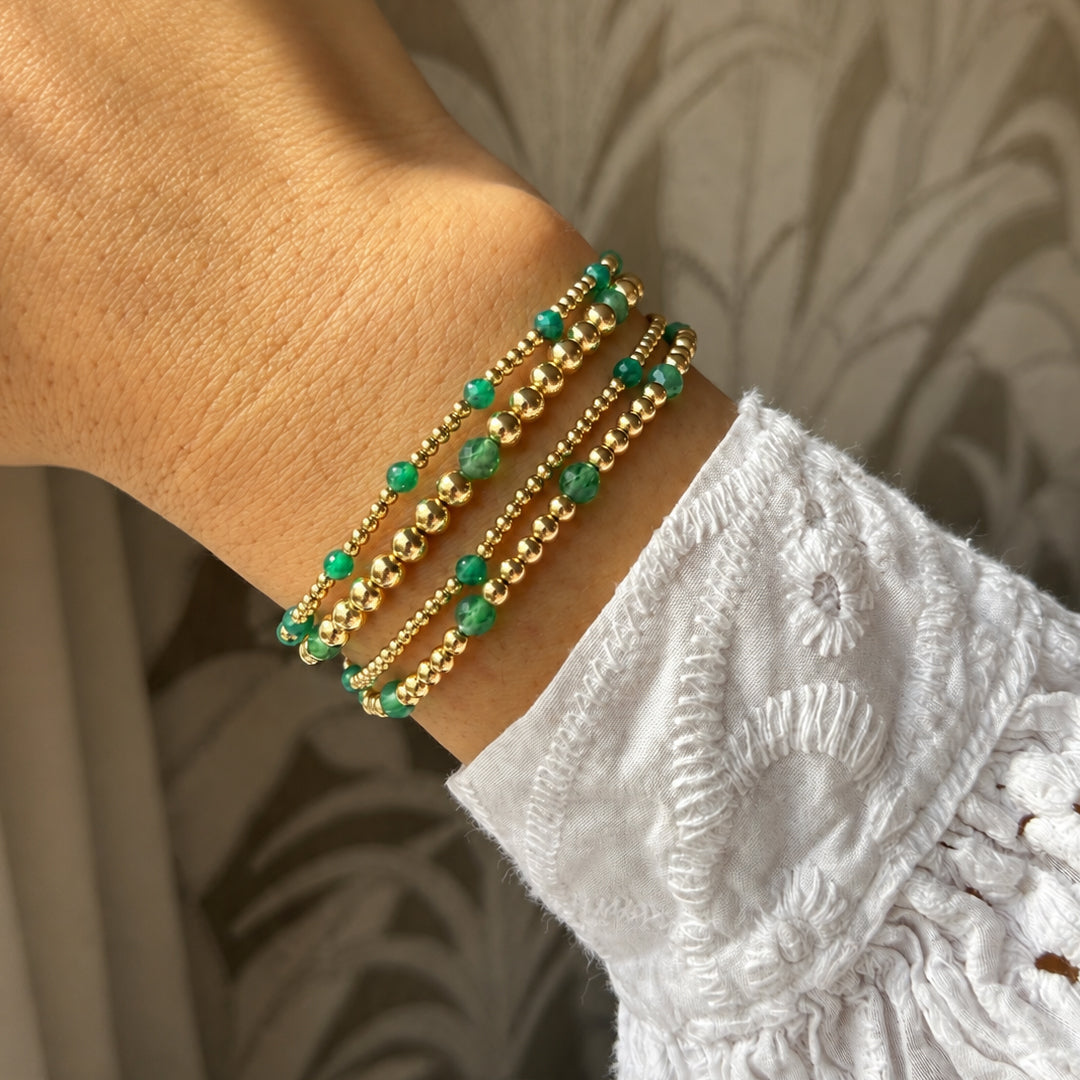 Gouden armbanden met groene agaat edelstenen van gold filled 14K naast elkaar, van Bedels & Bedels.