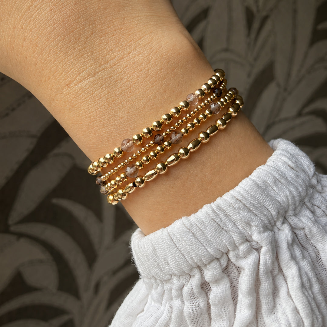 Gouden armbanden met heldere obsidiaan en gouden kralen van gold filled 14K gecombineerd, van Bedels & Bedels.