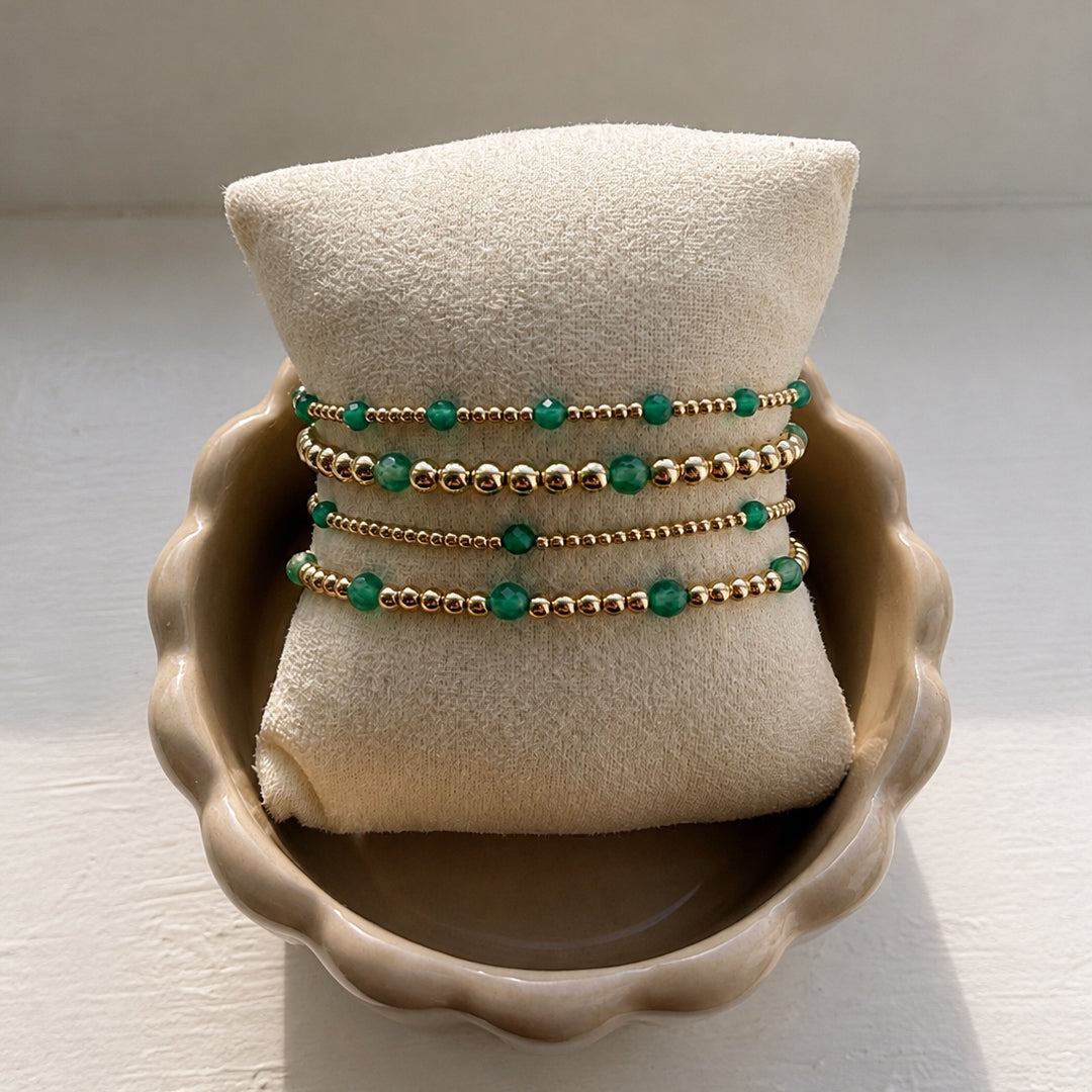 Gestapelde gouden armbanden met groene agaat en gouden kralen van gold filled 14K, van Bedels & Bedels.