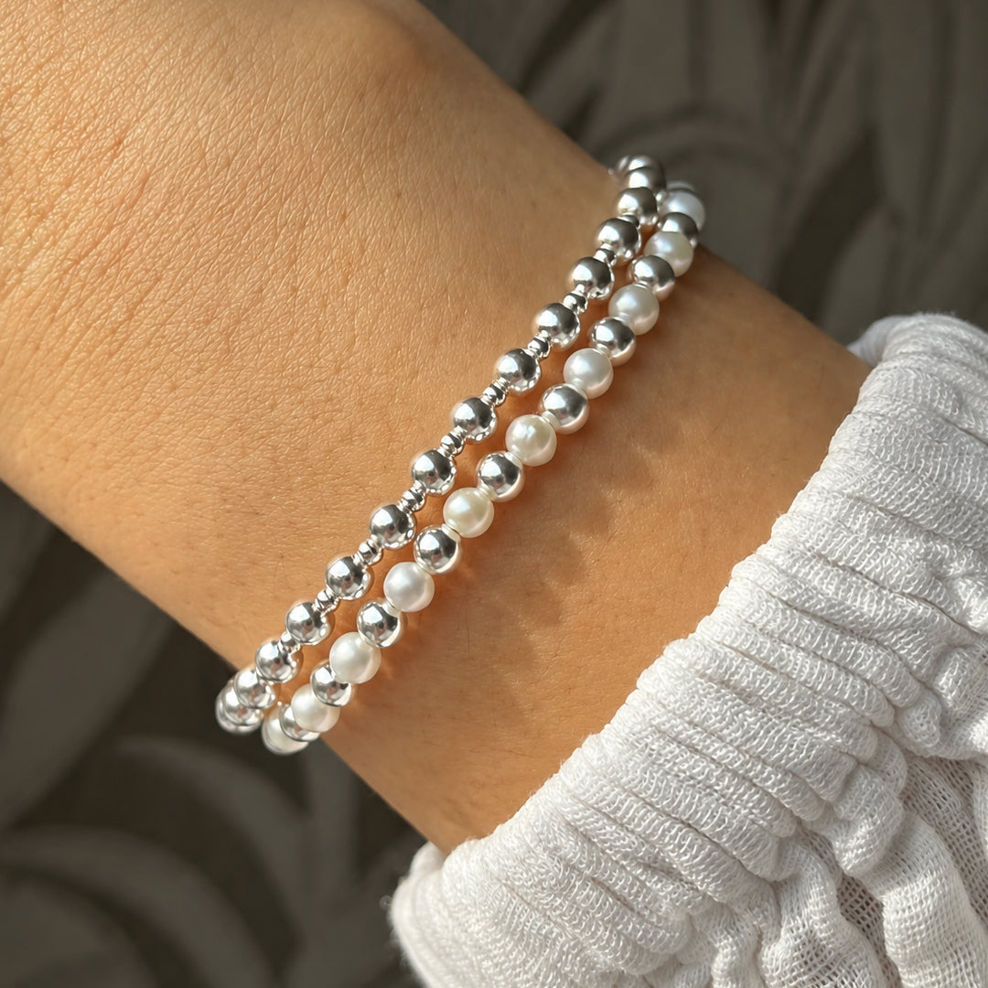 Zilveren armbanden van 925 sterling zilver met kralen en zoetwaterparels, van Bedels & Bedels.