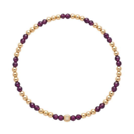Gold filled armband van Bedels & Bedels met granaat en gouden kralen van 3mm op witte achtergrond