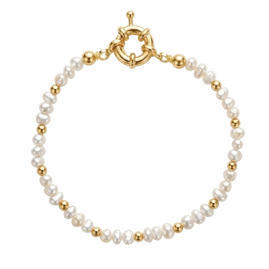Gold filled armband met witte zoetwaterparels, gouden kralen en veersluiting op witte achtergrond