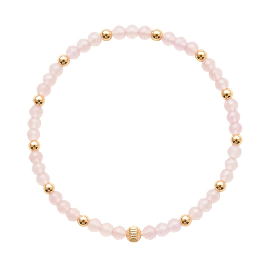 Fijne gold filled armband met 3mm rozenkwarts kraaltjes en gouden accenten op witte achtergrond