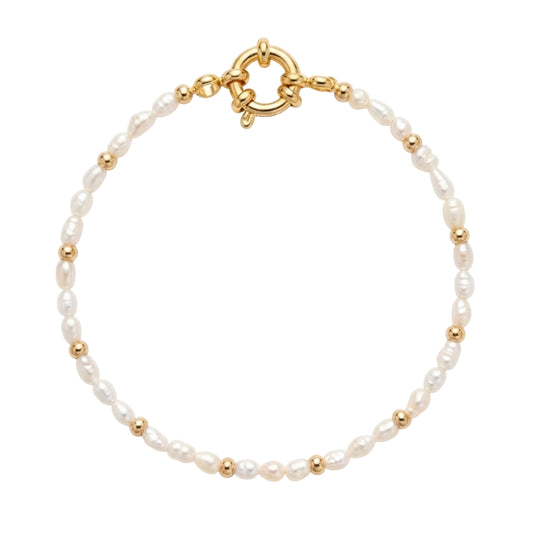 Zoetwaterparel armband van Bedels & Bedels met gouden RVS kralen en boeisluiting op witte achtergrond