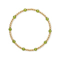 Gouden kralenarmband van gold filled 14K met losse groene peridoot accenten, van Bedels & Bedels.