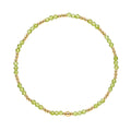 Gold filled armband met groene peridot kraaltjes en gouden balletjes op witte achtergrond