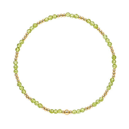 Gold filled armband met groene peridot kraaltjes en gouden balletjes op witte achtergrond
