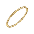 Gouden bangle met grove beads in afwisselend rond en ovaal design op wit