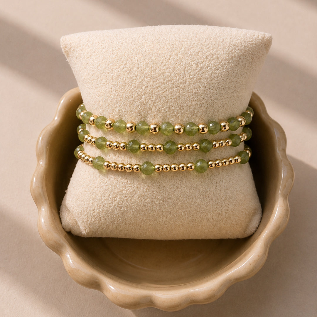 Drie gouden armbanden met groene peridoot edelstenen van gold filled 14K, van Bedels & Bedels.