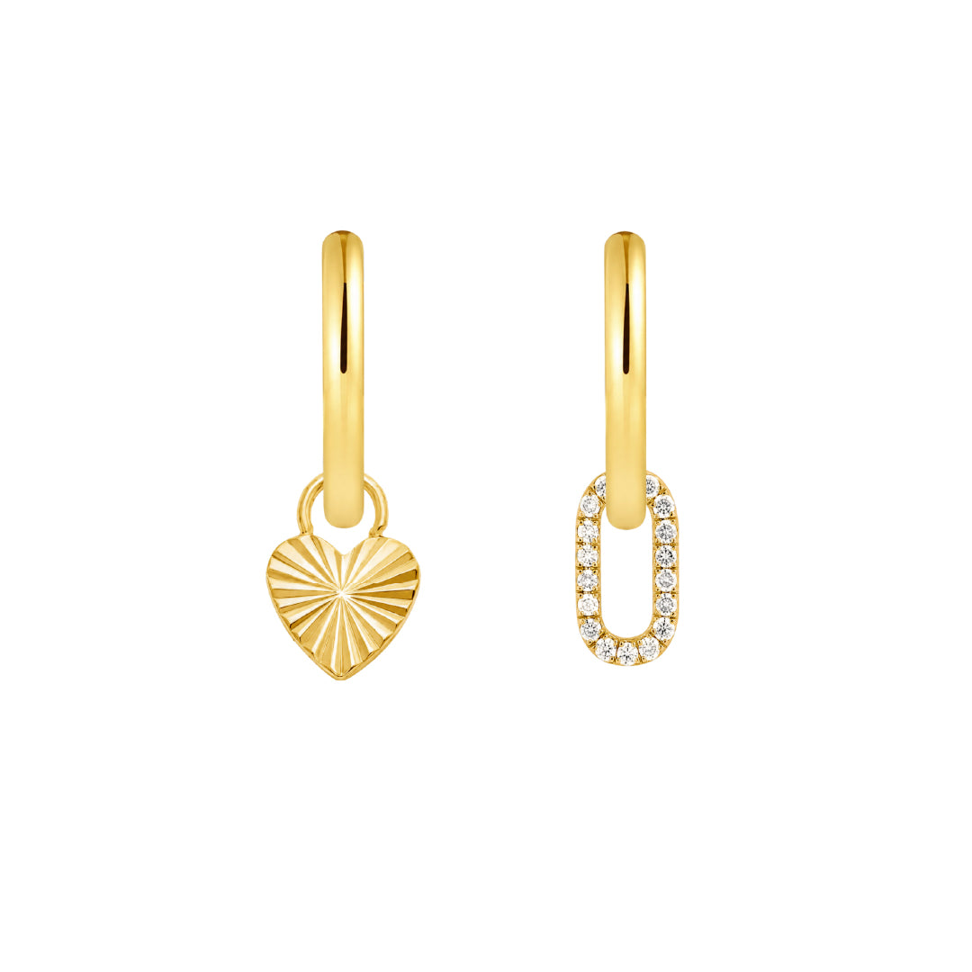 Gouden huggie oorringen met twee bedel hangers: een hart met geribbeld stralenmotief en een open ovaal ingelegd met zirkonia.