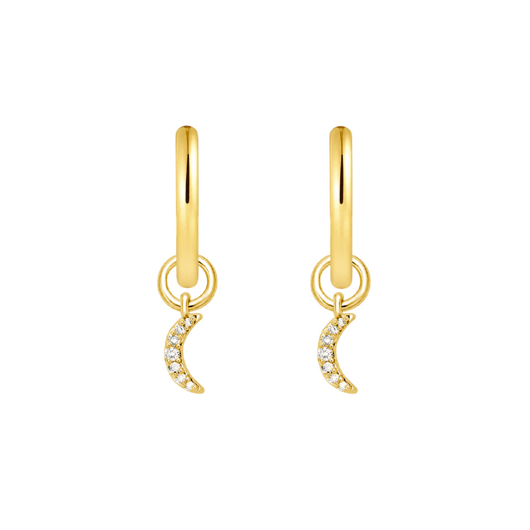 Gouden huggie oorringen met een maanvormige bedel hanger ingelegd met zirkonia, van Bedels & Bedels.