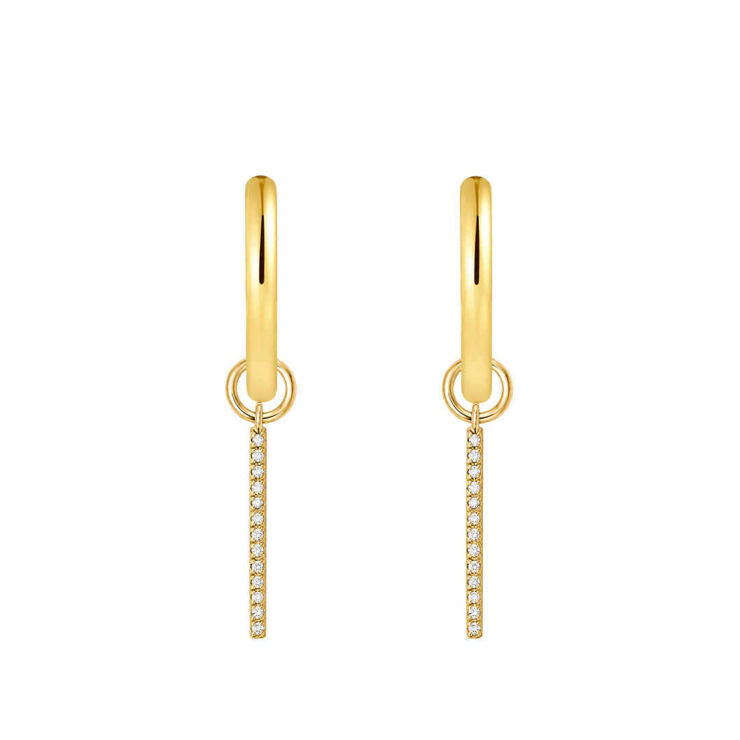 Gouden huggie oorringen met een staafje als bedel hanger, ingelegd met zirkonia, van Bedels & Bedels.
