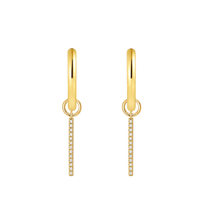 Gouden huggie oorringen met een staafje als bedel hanger, ingelegd met zirkonia, van Bedels & Bedels.