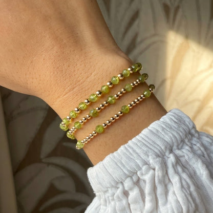 Pols van model met gouden peridoot armbanden van gold filled 14K, van Bedels & Bedels.
