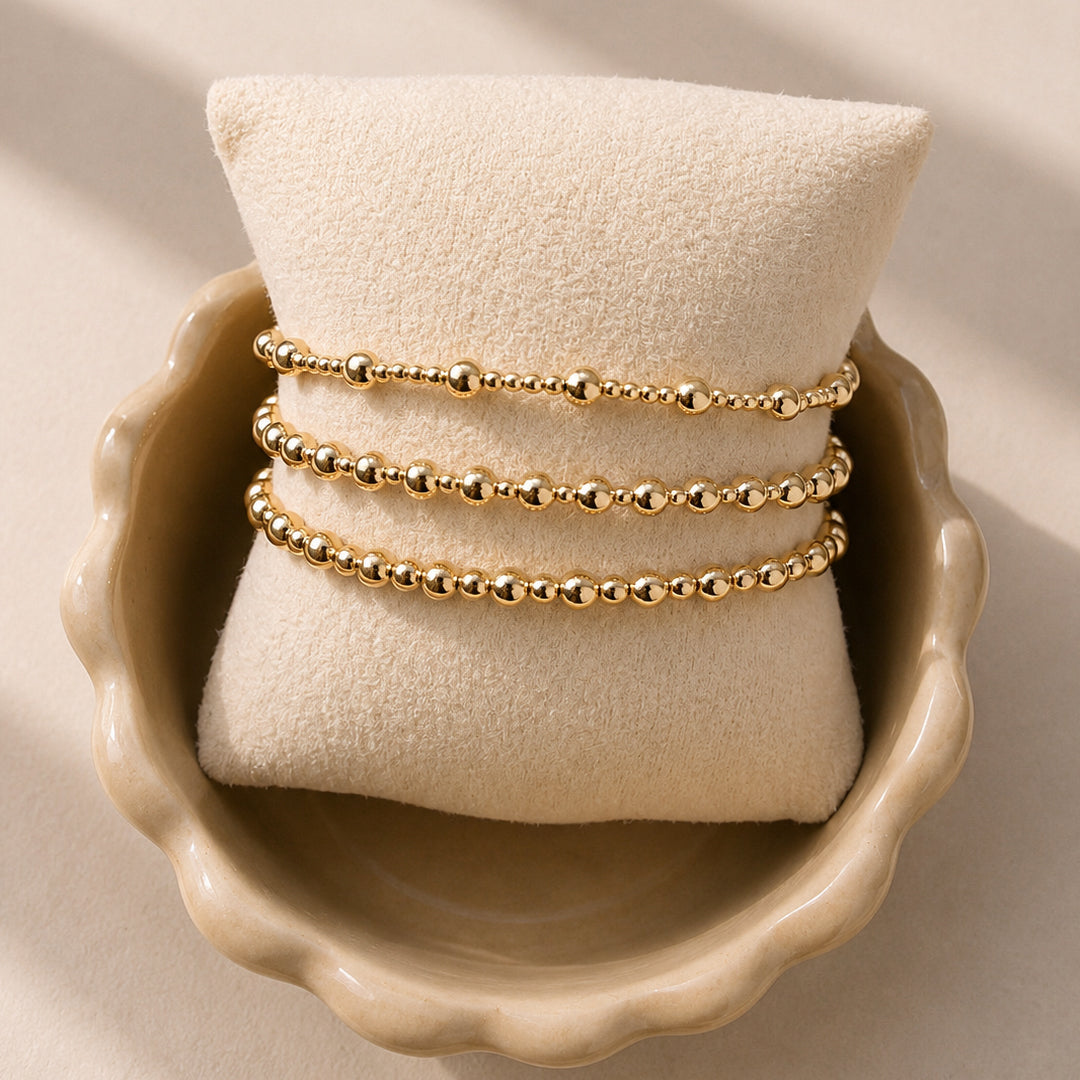 Verschillende gouden kralenarmbanden van gold filled 14K in variaties op gouden kralen, van Bedels & Bedels.