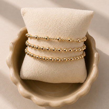 Verschillende gouden kralenarmbanden van gold filled 14K in variaties op gouden kralen, van Bedels & Bedels.