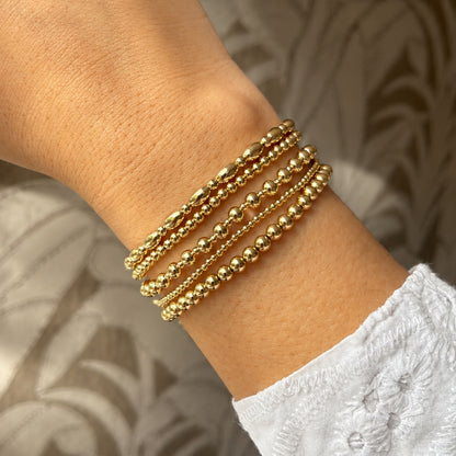 Verschillende soorten gouden armbanden van gold filled 14K naast elkaar, van Bedels & Bedels.