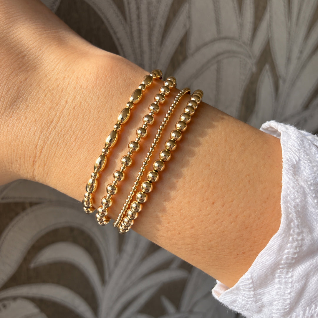 Verschillende gouden armbanden van gold filled 14K naast elkaar, van Bedels & Bedels.