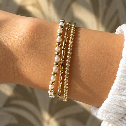 Verschillende gouden kralenarmbanden en parelarmbanden van gold filled 14K, van Bedels & Bedels.