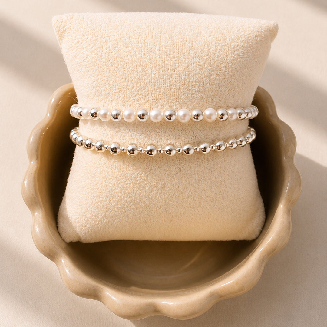 Zilveren kralenarmbanden en een zilveren parelarmband van 925 sterling zilver, van Bedels & Bedels.