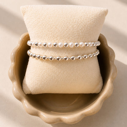 Zilveren kralenarmbanden en een zilveren parelarmband van 925 sterling zilver, van Bedels & Bedels.